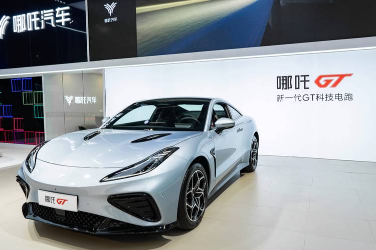 深圳131哪吒汽车在智能汽车领域的表现，领途汽车在新能源汽车市场中的影响力